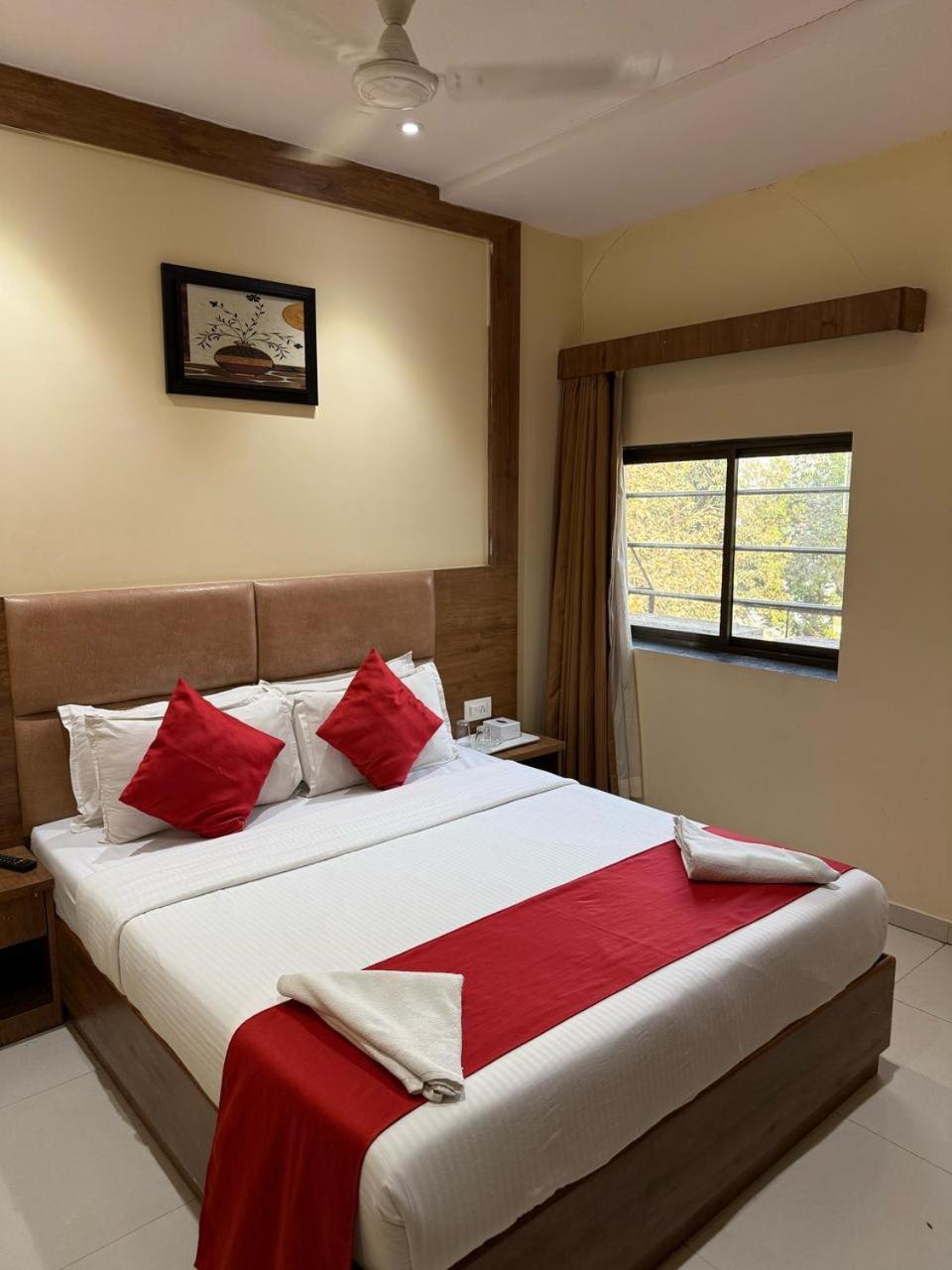 Palm Breeze Hotel - Colaba ムンバイ エクステリア 写真