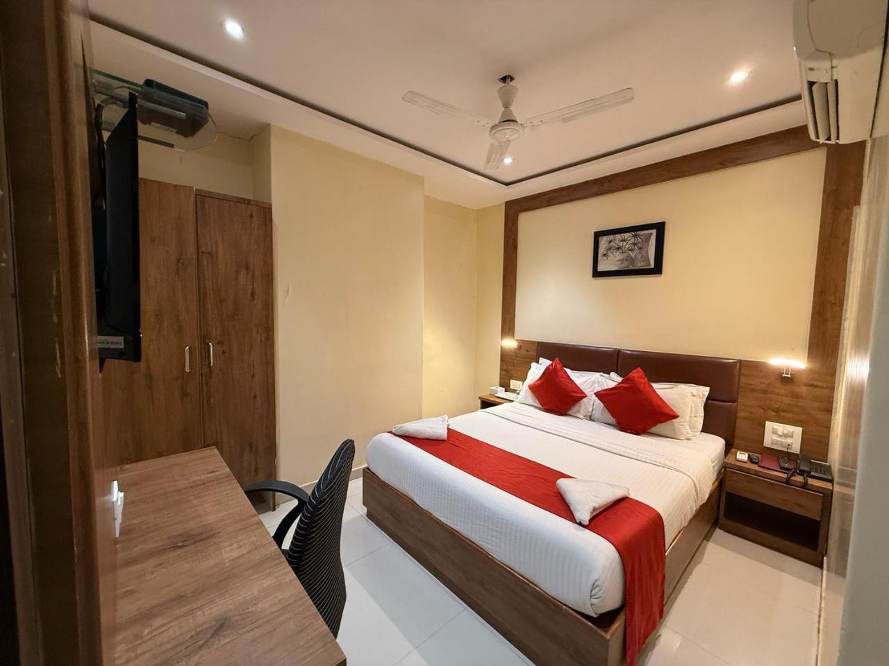 Palm Breeze Hotel - Colaba ムンバイ エクステリア 写真